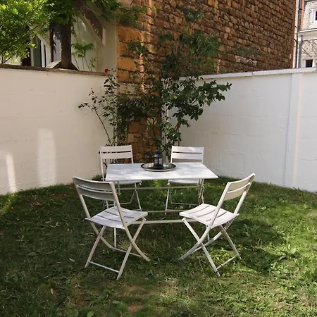Joli Avec Petit Jardin Privatif